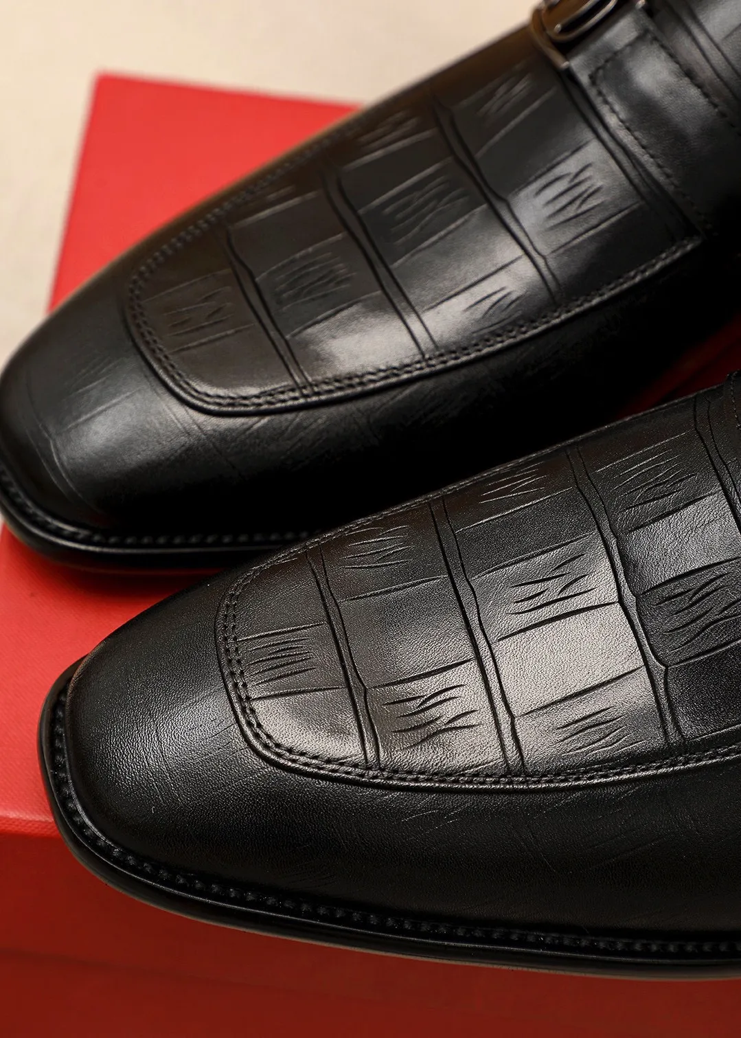 Men's shoes💰480💰 Product trademark: Ferragamo "Ferragamo" casual leather shoes Regular size: 38-44 (custom-made for 45🉑️) Product materials: Selected imported first-layer calfskin upper + original hardware buckle, imported water-dyed cowhide leather lining. Strong three-dimensional visual effect, combined outsole Color: 1⃣️color optional